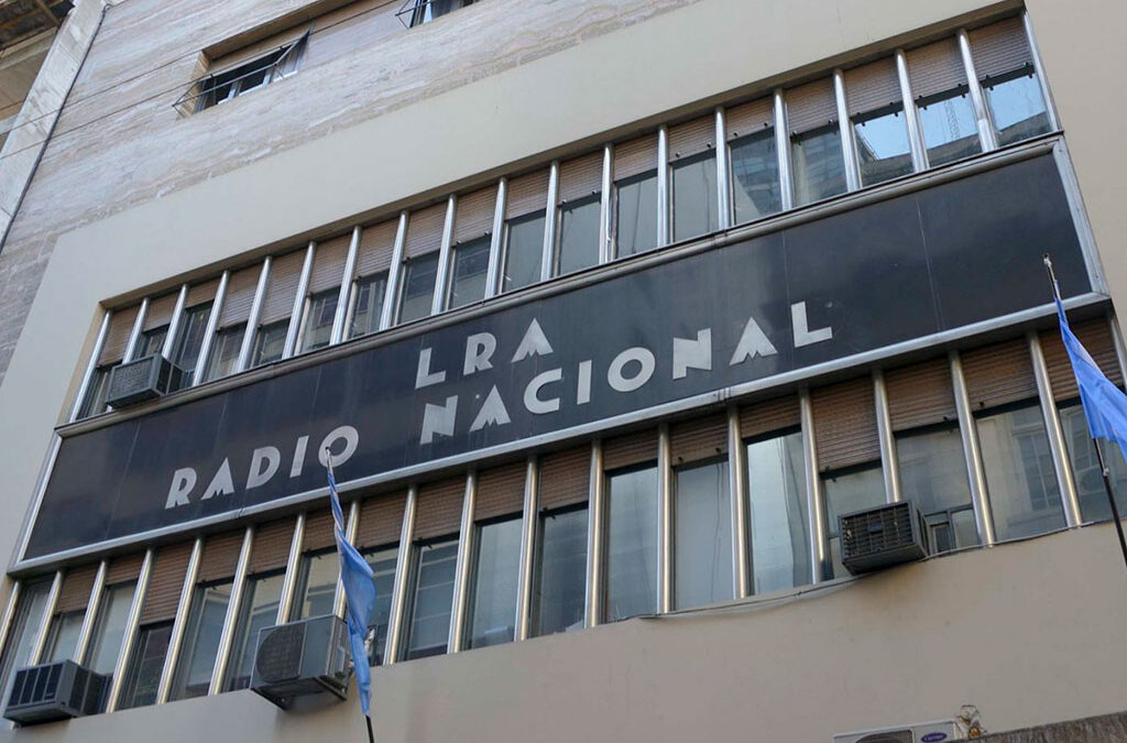 Milei aceleró con la motosierra y activó más de 200 despidos en el INCAA y en Radio Nacional