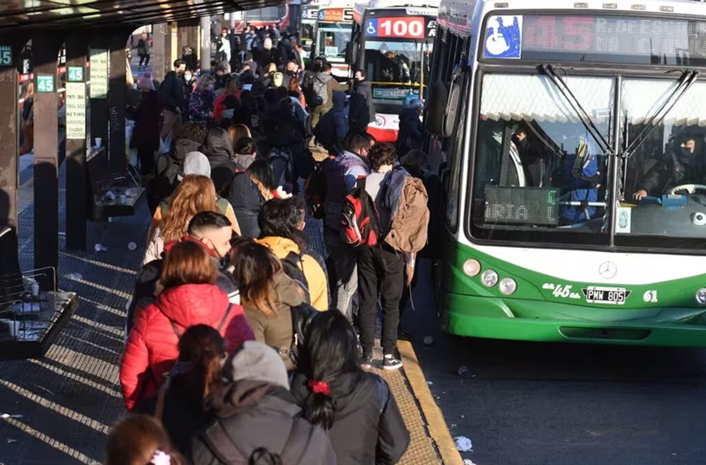Paro de colectivos en el AMBA: el Gobierno giró fondos y las líneas empezaron a normalizar el servicio