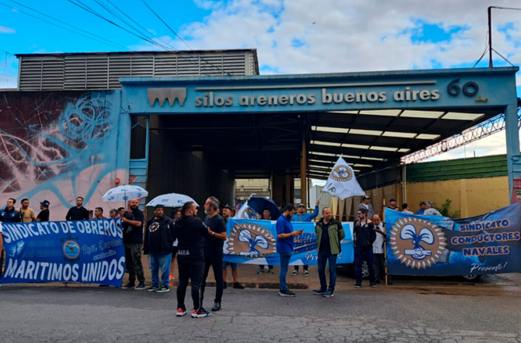 Por la dilatada negociación paritaria, gremios fluviales bloquearon el ingreso a una empresa