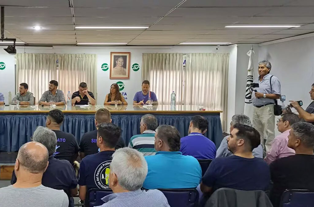 La Mesa Sindical pidió una reunión “urgente” con Llaryora para tratar la crisis laboral