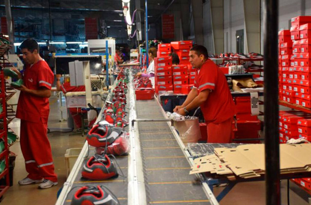 Continúan los despidos masivos en la industria del calzado