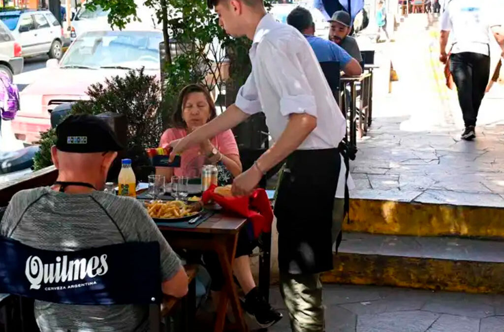 Gastronómicos de Bariloche aumentan la presión y piden un bono especial en los salarios