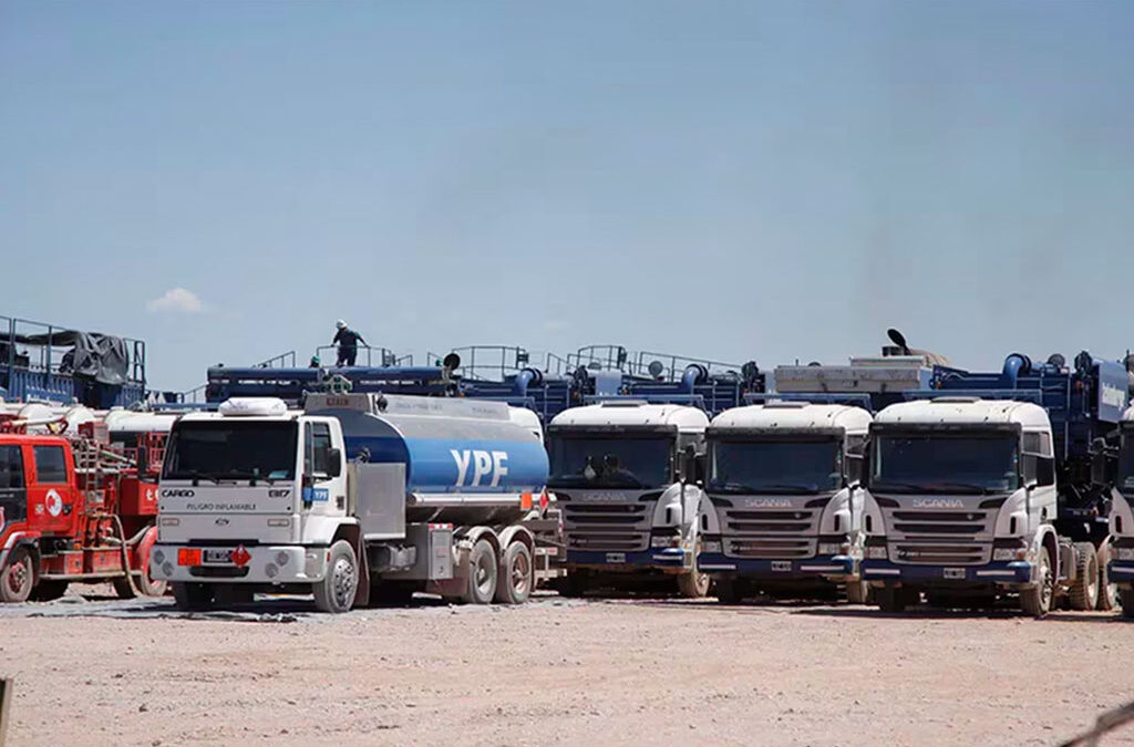 Moyano amenazó a YPF con paros en sus destilerías y movilizaciones en Vaca Muerta ante la venta de áreas petroleras