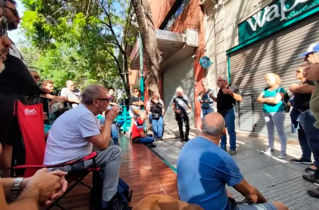 Luego del Lock Out que dispensó a todo el personal, América TV valló sus instalaciones, puso seguridad privada y despidió, al menos, 30 trabajadores