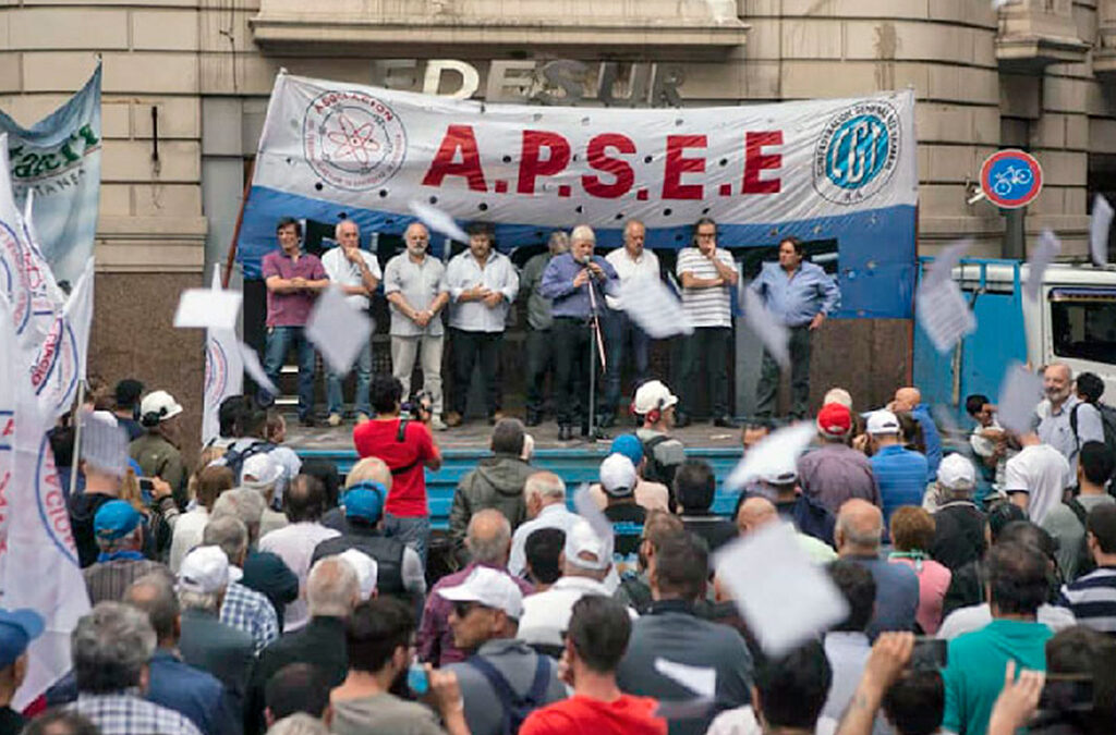 Trabajadores de la energía acusan al ministro Caputo de forzar un conflicto con el sector