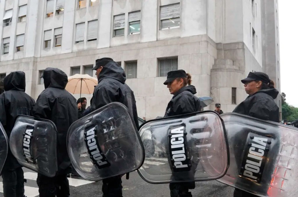 Fuerte operativo del Gobierno de Milei para impedir que estatales despedidos entren a los edificios