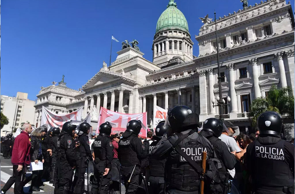Tensión en el Congreso: la Policía de la Ciudad impidió que los docentes corten la calle en el marco del paro nacional