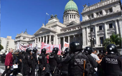 Tensión en el Congreso: la Policía de la Ciudad impidió que los docentes corten la calle en el marco del paro nacional