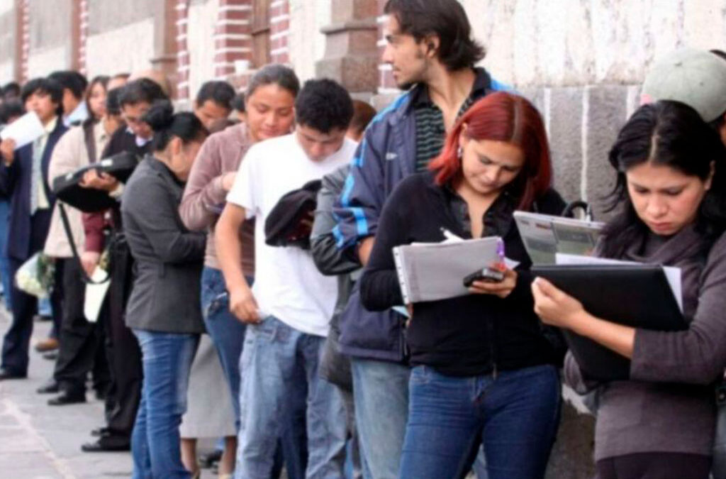 La oferta y demanda de Milei: los jóvenes que buscan empleo piden ganar la mitad que hace un año