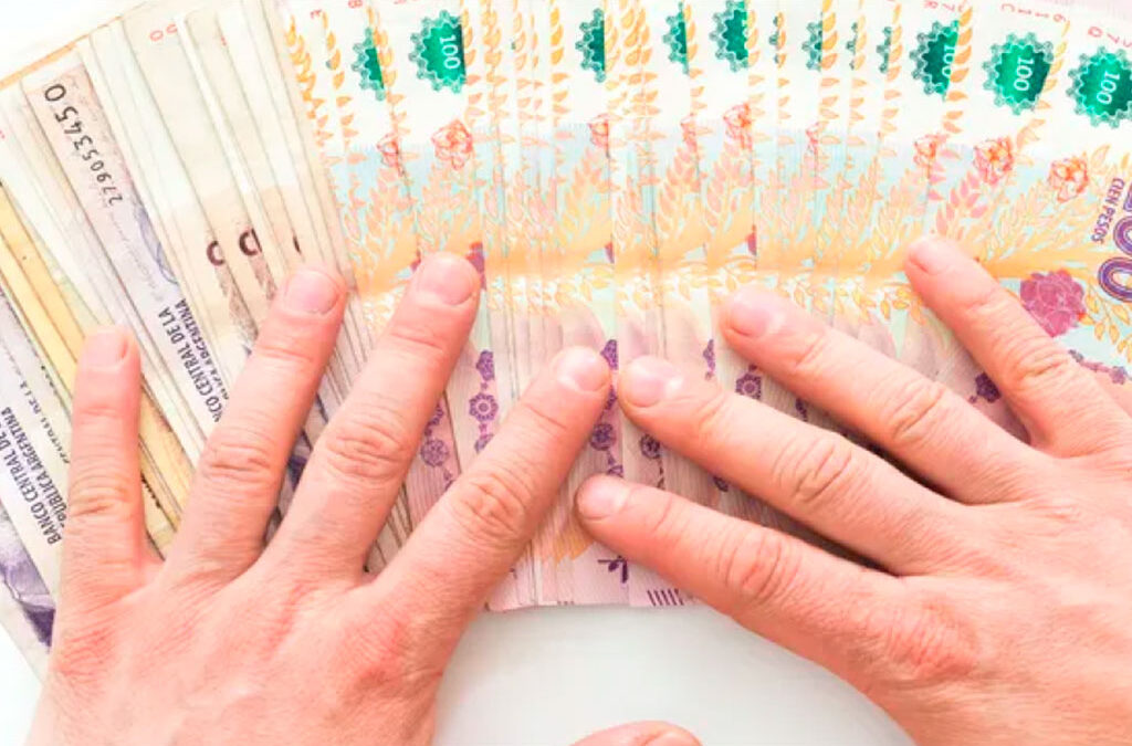 Salarios: último dato marca caída del 18% real y especialistas advierten que es «la peor forma» de bajar la inflación