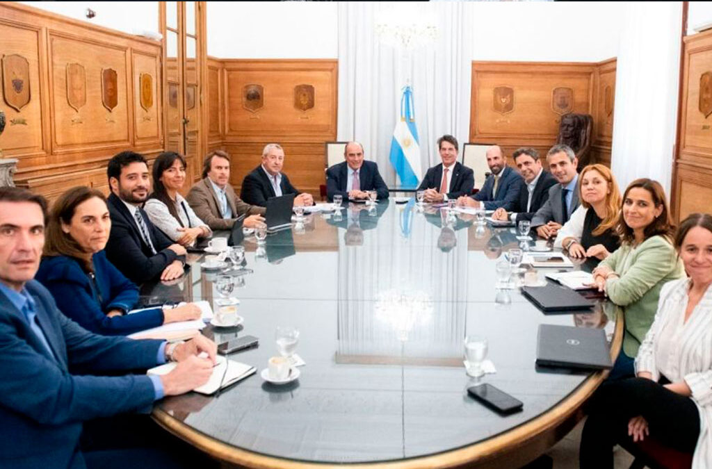 El radicalismo le prometió a Milei un proyecto de reforma laboral para incluir en la ley Basesmo le prometió a Milei un proyecto de reforma laboral para incluir en la ley Bases