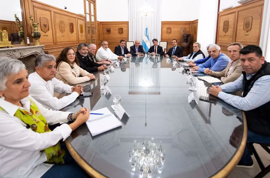 El Gobierno, los radicales y la CGT: una negociación a tres bandas camino a la reforma laboral