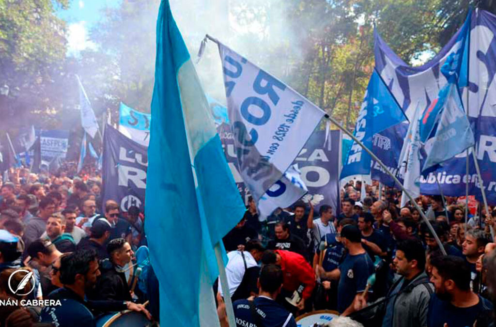 La Intersindical Rosario marchó contra el ajuste y en defensa de derechos laborales y jubilados