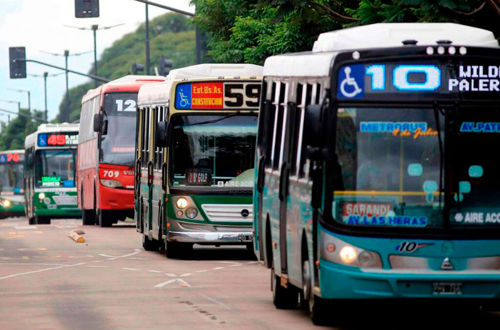 Luz, gas, agua y colectivo: cuánto gastan las familias por mes y las subas que vienen