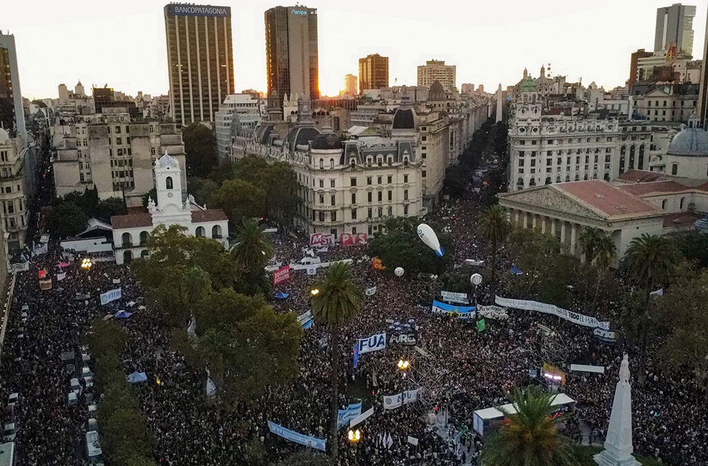 Con una fuerte presencia sindical, el país se movilizó en defensa de la universidad pública