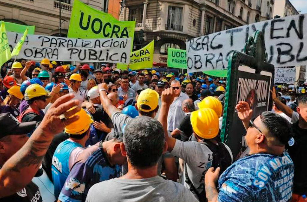 La UOCRA se declaró en estado de alerta y movilización y amenazó con una huelga en todo el país
