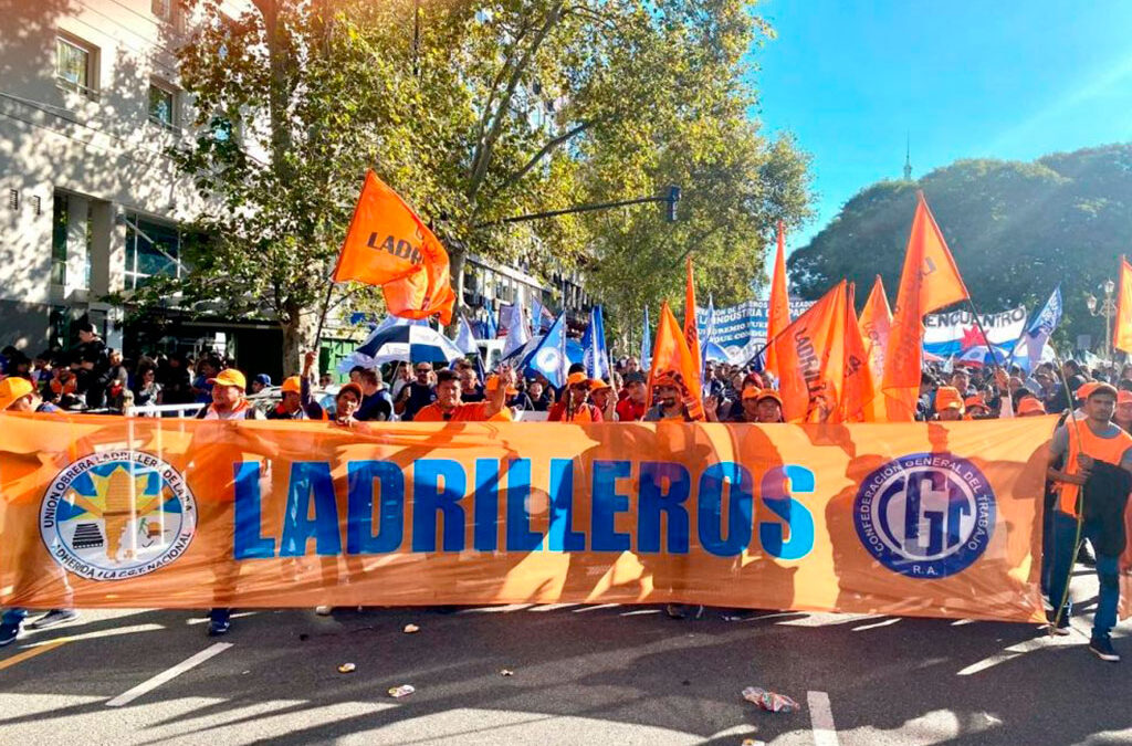 La UOLRA participó de la histórica y multitudinaria marcha para defender la Universidad Pública Argentina