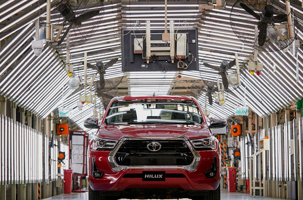 Toyota proyecta una caída más pronunciada de lo esperado al inicio de 2024 y ya se habla del recorte de un turno de producción