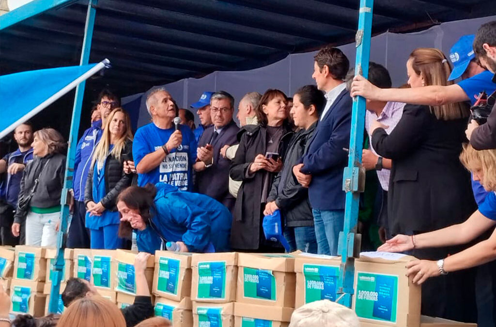 Bancarios movilizó al Congreso, entregó un millón de firmas en defensa del Nación y recibió la noticia esperada
