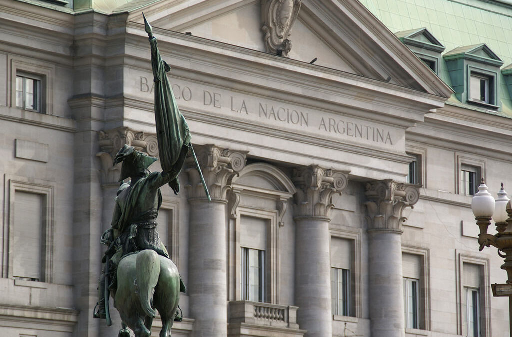 El Gobierno insistirá con la privatización del Nación y Cisneros le recordó que «el proyecto que busca evitar la privatización del Banco de la Nación tiene un millón de firmas de todo el país»
