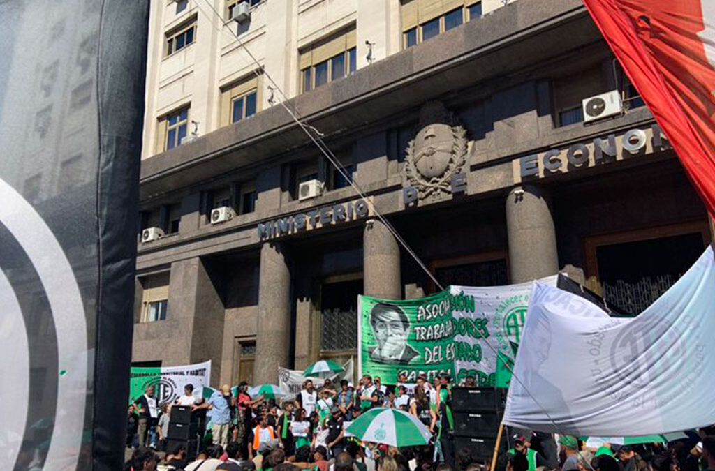El Gobierno prepara un recorte feroz para los salarios de los estatales monotributistas