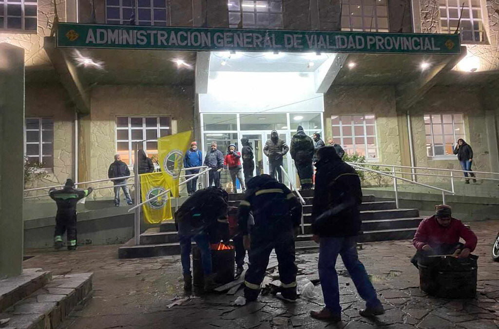 Reclamo de viales: retención de tareas y bloqueo en el acceso al edificio en Río Gallegos
