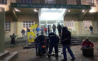 Reclamo de viales: retención de tareas y bloqueo en el acceso al edificio en Río Gallegos