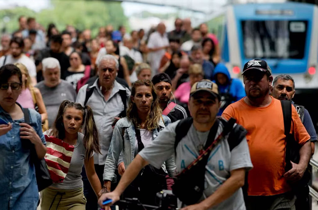 El Gobierno dice que el boleto mínimo de tren debería costar $2.000 y anticipa un nuevo aumento del colectivo en AMBA