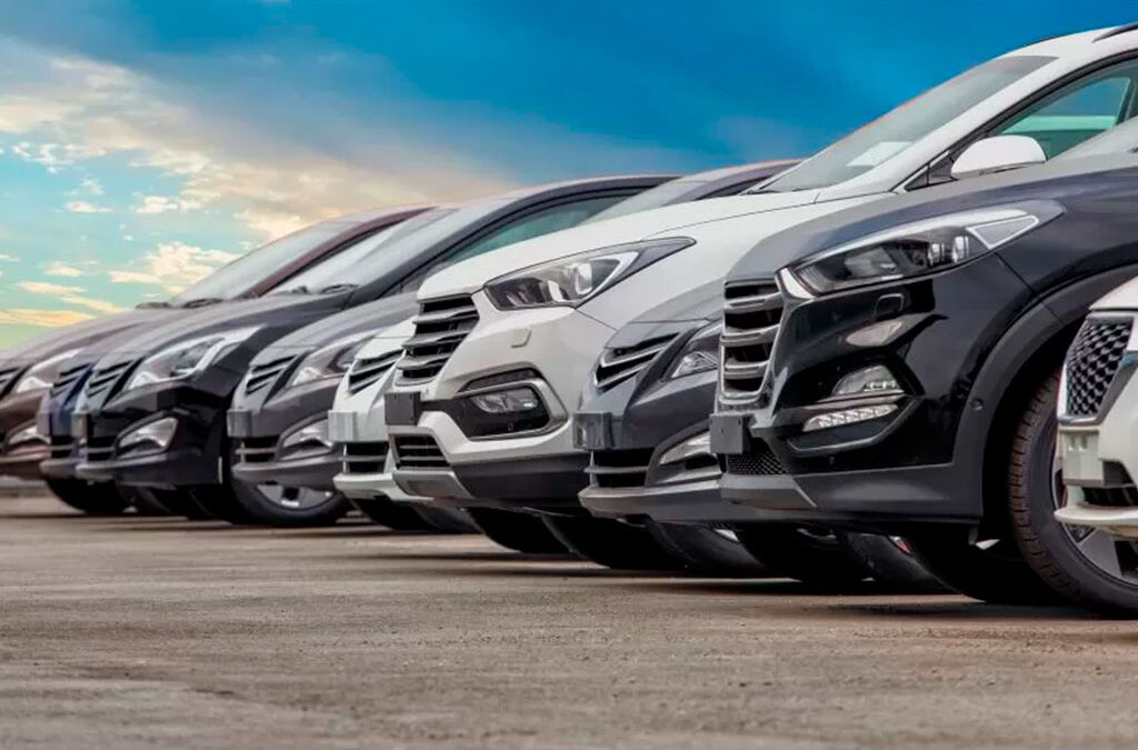 Por actualización del impuesto al lujo, automotrices bajan hasta 20% el precio de los autos