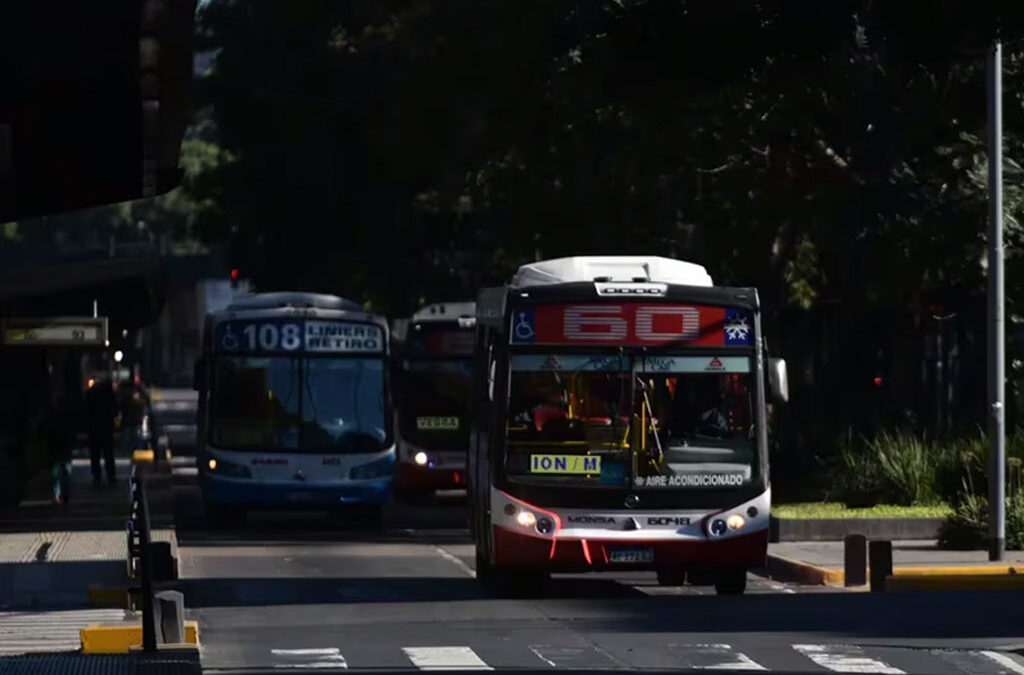 Paro general: un juez laboral determinó que las empresas de colectivos no están obligadas a cumplir con el 50% del servicio