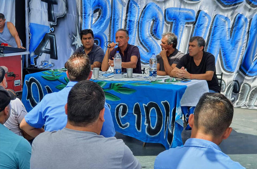 Por su affaire con DOTA, el sindicalismo «le picó el boleto» a Bustinduy tras el paro general