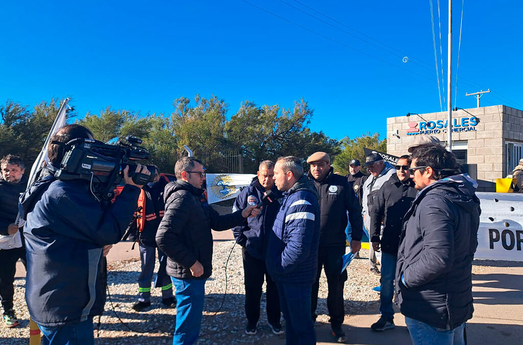 Bahía Blanca: Conductores Navales realizaron un corte en el acceso a Puerto Rosales luego de haberse declarado en «estado de alerta» por el recorte en las dotaciones