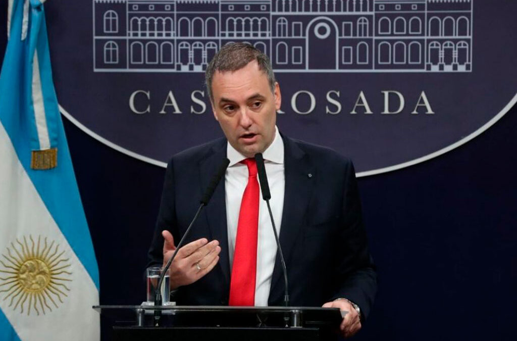 El pasado que Manuel Adorni no quiere que se sepa