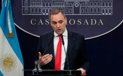 El pasado que Manuel Adorni no quiere que se sepa