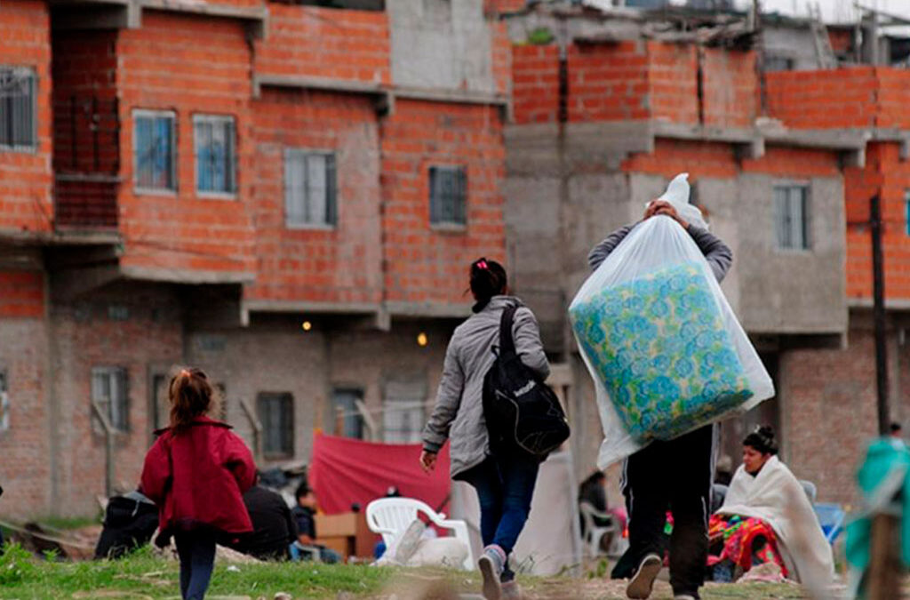 Mientras el Gobierno celebra la desaceleración inflacionaria, la caída salarial disparó la pobreza a casi el 49% en abril