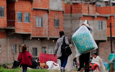 Mientras el Gobierno celebra la desaceleración inflacionaria, la caída salarial disparó la pobreza a casi el 49% en abril
