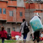 Mientras el Gobierno celebra la desaceleración inflacionaria, la caída salarial disparó la pobreza a casi el 49% en abril