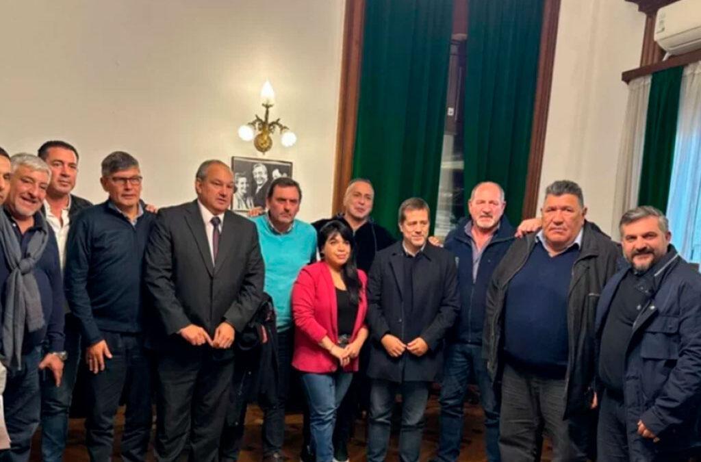 Las 62 se juntaron con el bloque de senadores de UxP y reforzaron la estrategia para frenar la Ley Bases: «No hay un artículo que favorezca a los trabajadores»