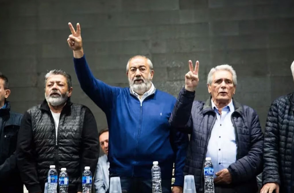 El Gobierno y la CGT, entre presiones cruzadas por la Ley Bases, la promesa de un asado y un viaje compartido a Europa