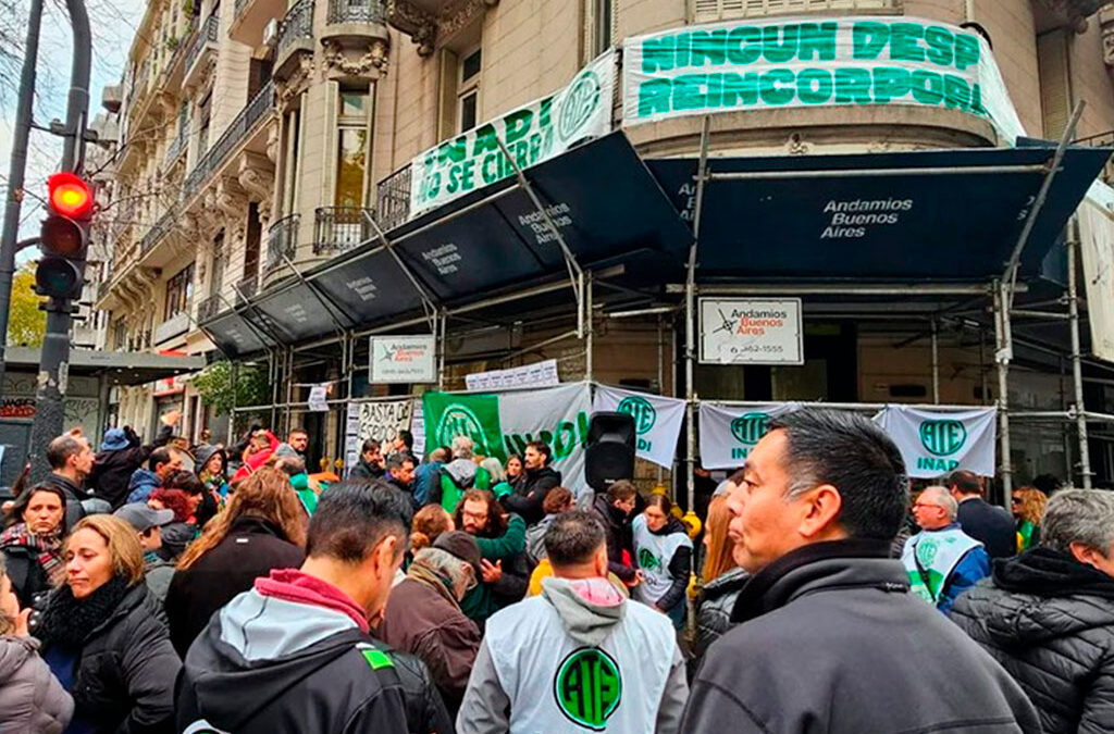 Despidieron vía mail a 120 empleados del INADI