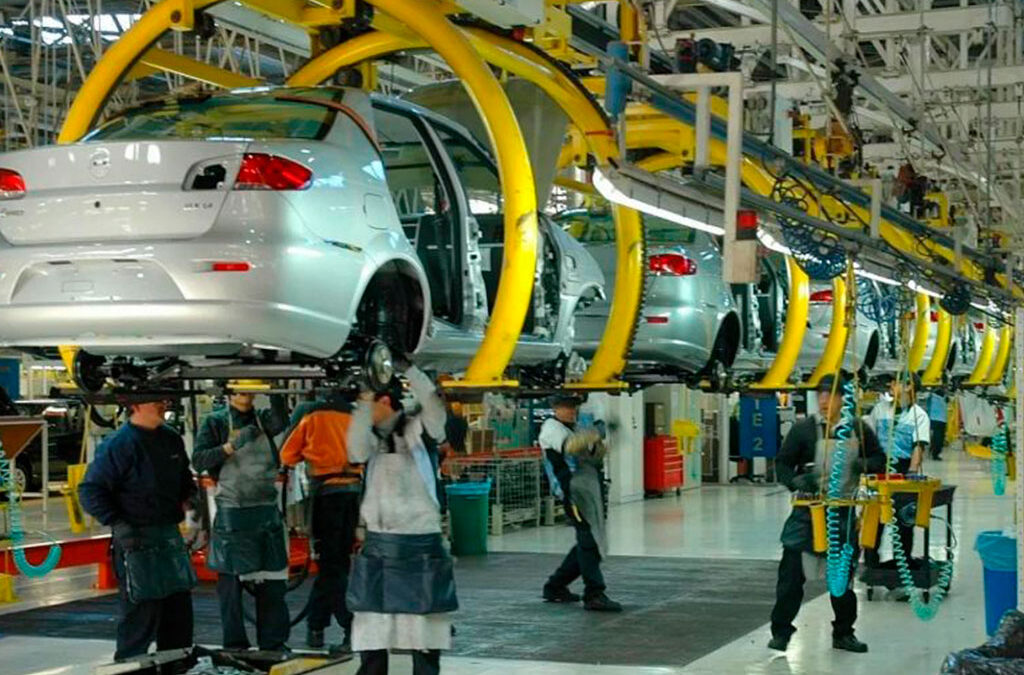 La recesión siguió en abril: el índice de producción industrial cayó casi 10 puntos y ya hay impacto en el empleo