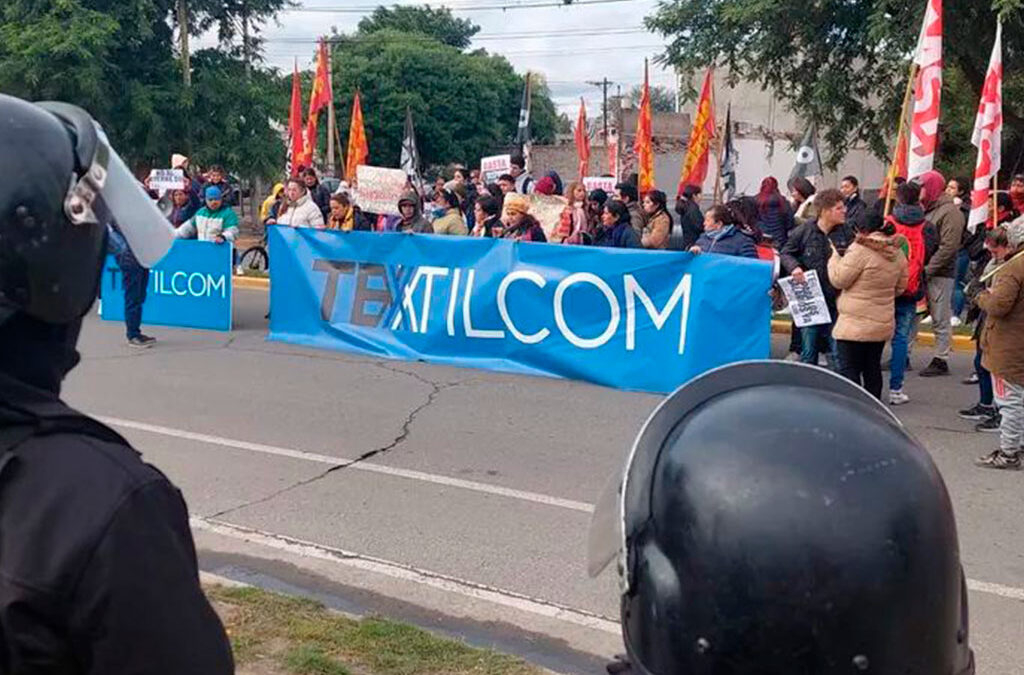 En Catamarca, Textilcom quiso deshacerse de todos los trabajadores y tomaron la fábrica: «Queremos una solución a nuestro problema»