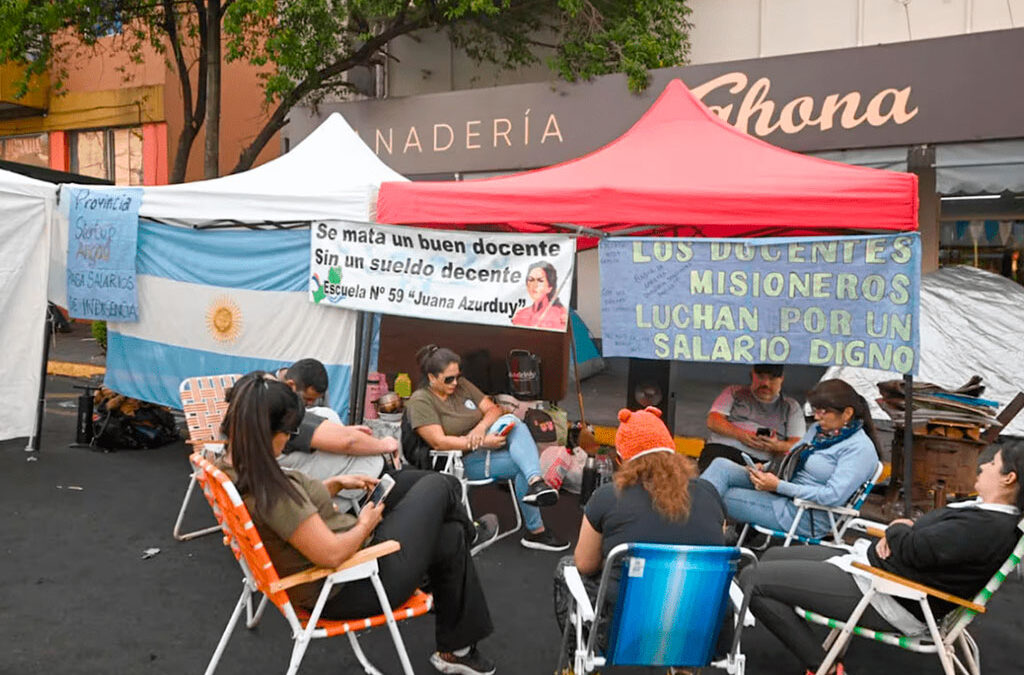 Reprimieron a docentes misioneros luego de que marcharan a la Legislatura y a la casa del gobernador
