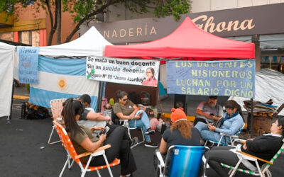 Reprimieron a docentes misioneros luego de que marcharan a la Legislatura y a la casa del gobernador
