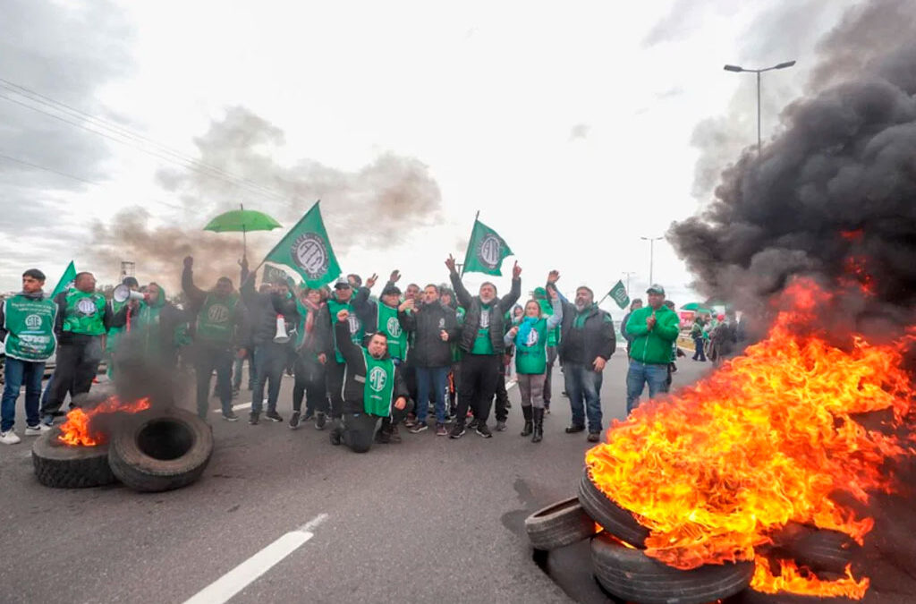 Milei en Córdoba: Gendarmería tiró gas lacrimógeno contra manifestantes de ATE