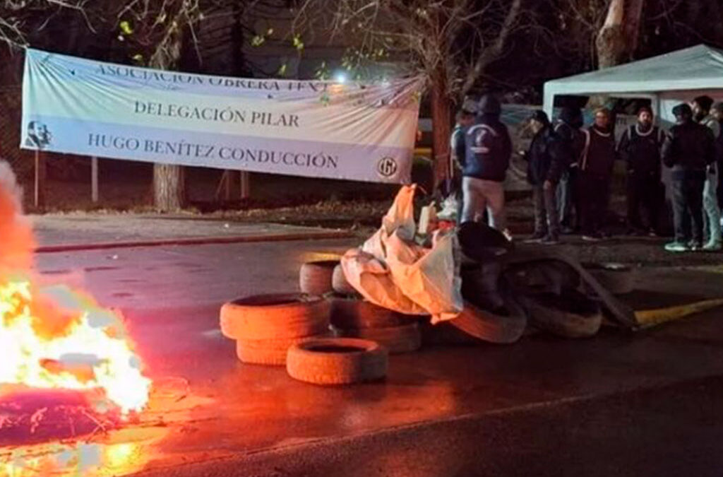 Más señales de la crisis industrial: Protesta en la ex Johnson & Johnson por congelamiento salarial y amenaza de despidos