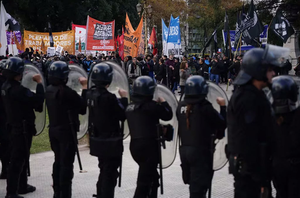 Mientras se debate la Ley Bases, hubo incidentes entre la policía y manifestantes en las afueras del Congreso