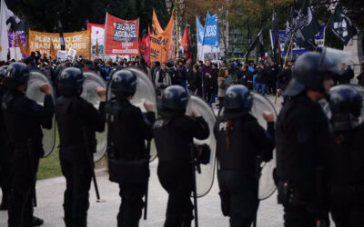 Mientras se debate la Ley Bases, hubo incidentes entre la policía y manifestantes en las afueras del Congreso
