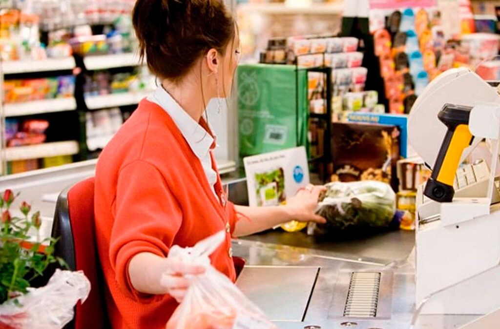 Aumento para empleados de comercio: cuánto cobra un cajero y cómo quedan las escalas en junio