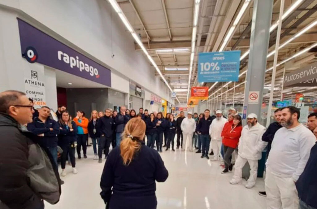 Por el desplome del consumo de alimentos y bebidas, temen ola de despidos en supermercados
